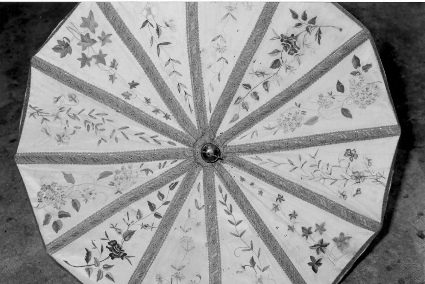 motivi decorativi floreali (ombrellino processionale) - manifattura Italia meridionale (seconda metà sec. XIX)