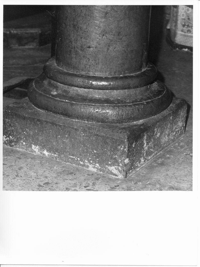 base di colonna, elemento d'insieme - bottega campana (sec. XVI)