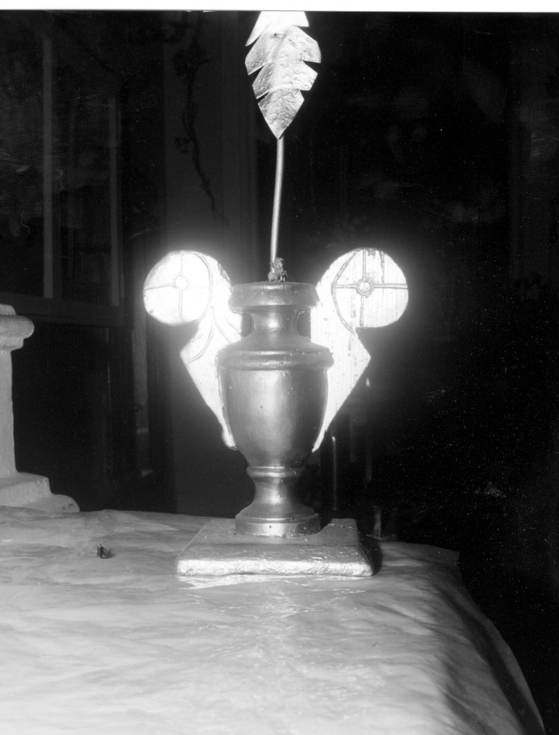 vaso d'altare con composizione floreale - bottega campana (prima metà sec. XX)
