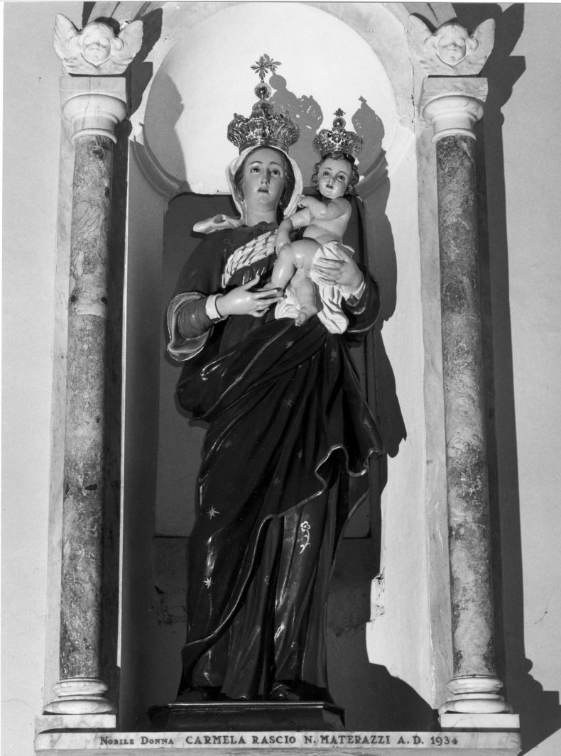 Madonna con personaggi che implorano il suo aiuto (statua) - bottega cilentana (sec. XX)