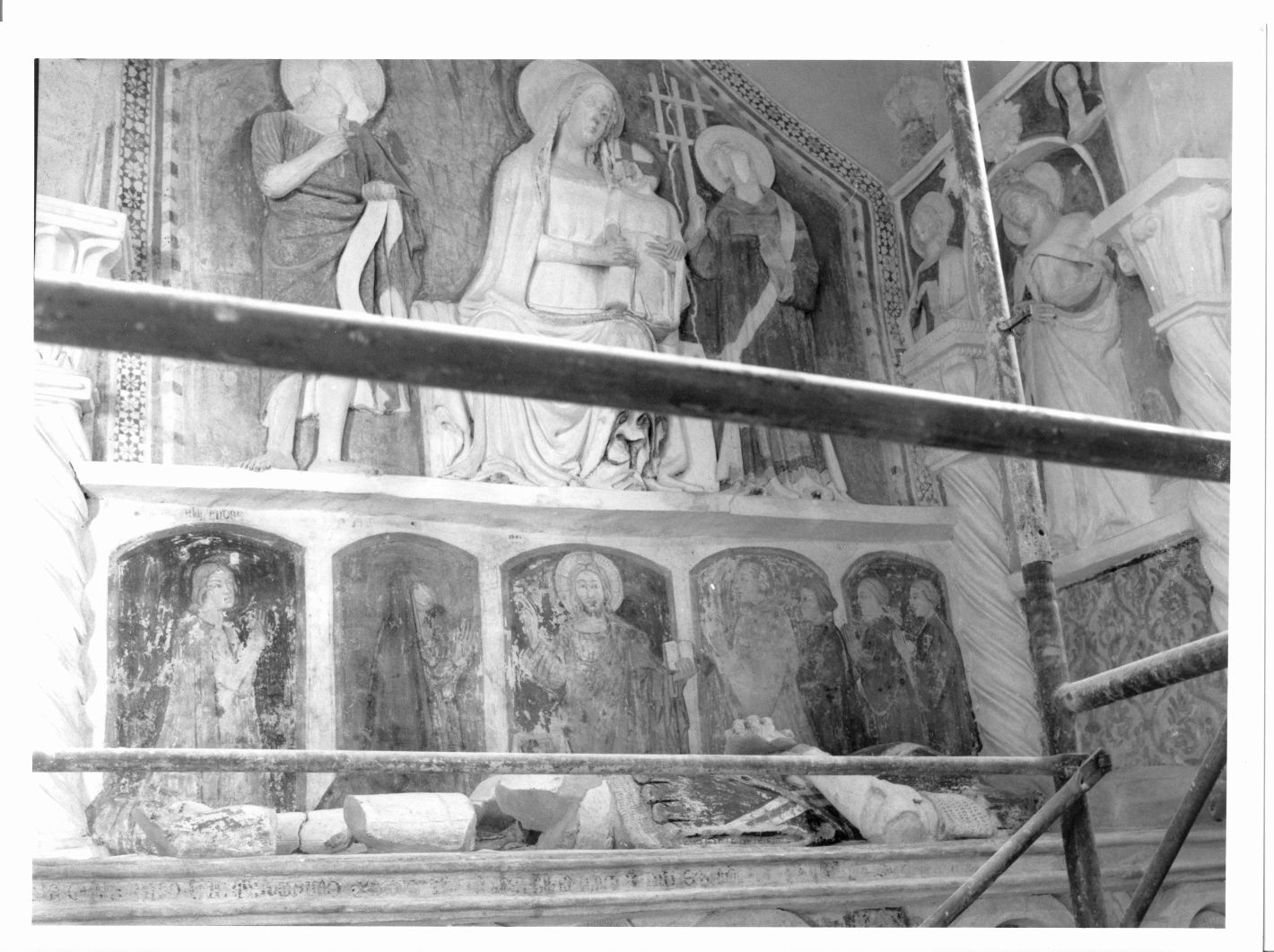 Cristo redentore con Santa Caterina, Santa Alessandra e committenti (dipinto, elemento d'insieme) - ambito campano (sec. XV)
