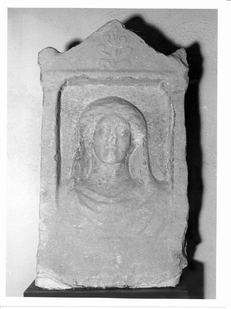 figura femminile (stele funeraria - a edicola, opera isolata) - bottega romana (sec. VI)