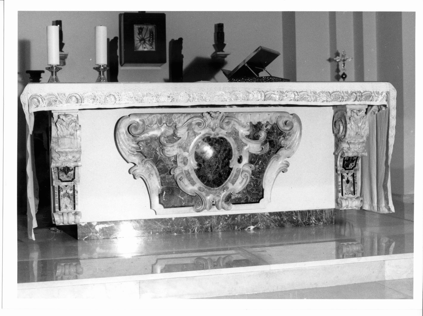 motivi decorativi a volute (altare maggiore, frammento) - bottega campana (sec. XVIII)