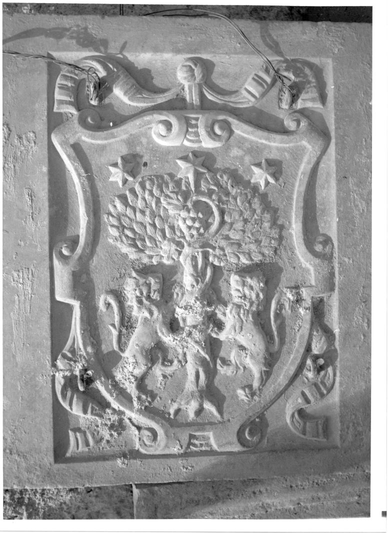 stemma gentilizio (lapide tombale) - bottega campana (sec. XVII)