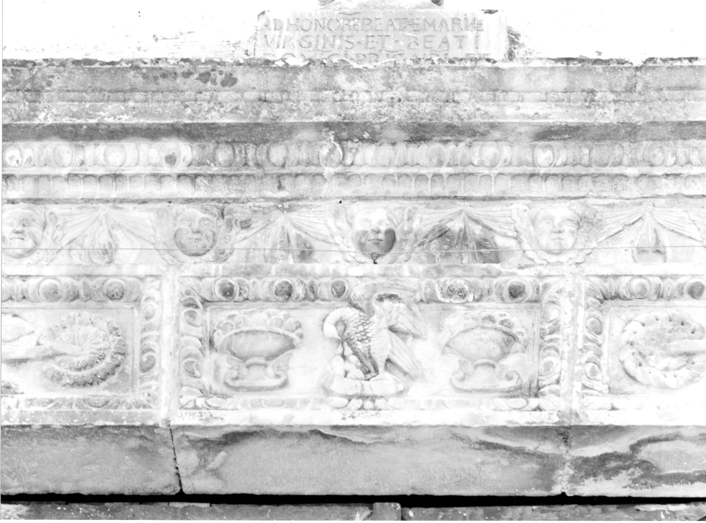 cherubini e motivi decorativi fitomorfi (decorazione plastico-architettonica) di Caruso Antonio (attribuito) (sec. XVII)