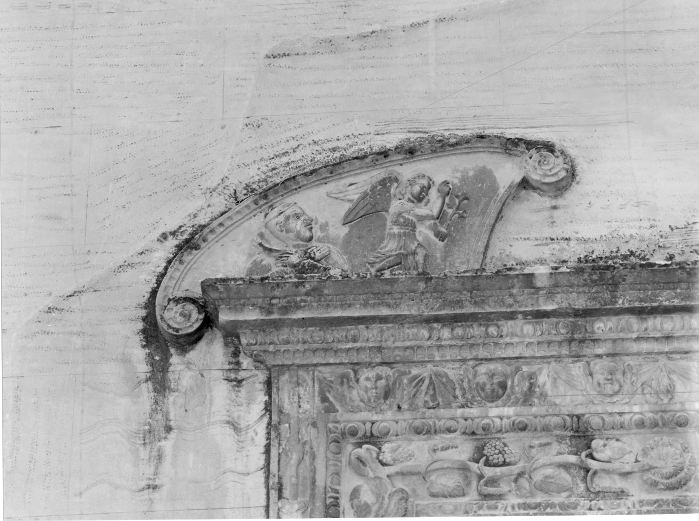 angelo annunciante (decorazione plastico-architettonica) di Caruso Antonio (attribuito) (sec. XVII)