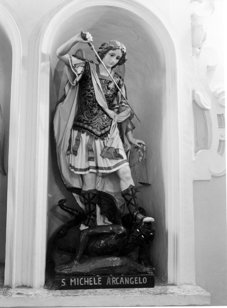 San Michele Arcangelo schiaccia il demonio (statua) - bottega campana (sec. XIX)