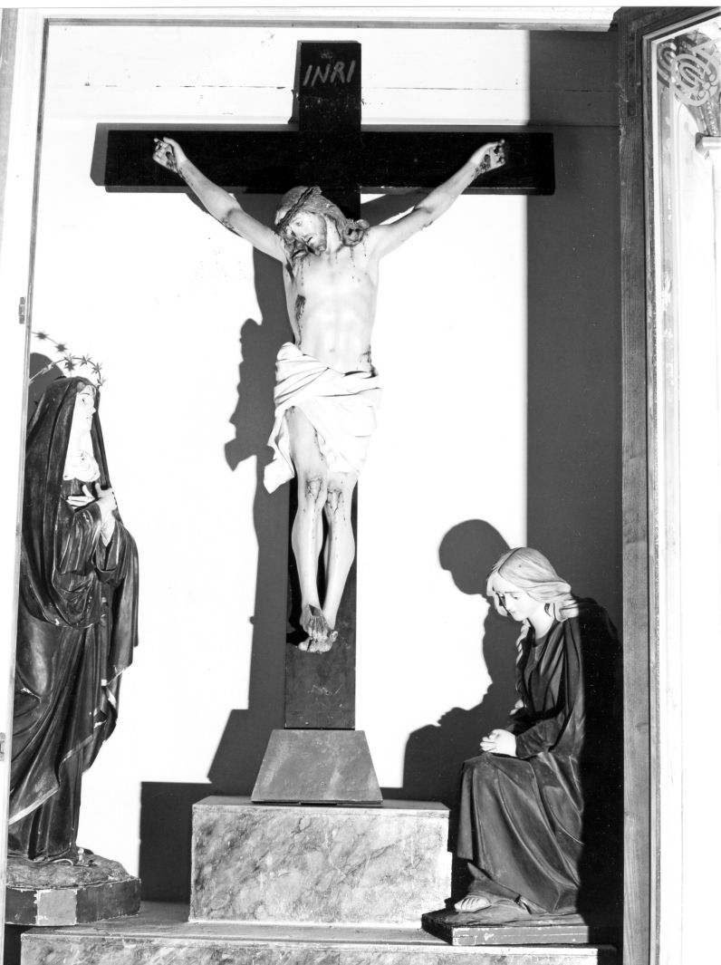 crocifissione di Cristo con la Madonna e Santa Maria Maddalena (gruppo scultoreo) - bottega campana (fine/inizio secc. XIX/ XX)