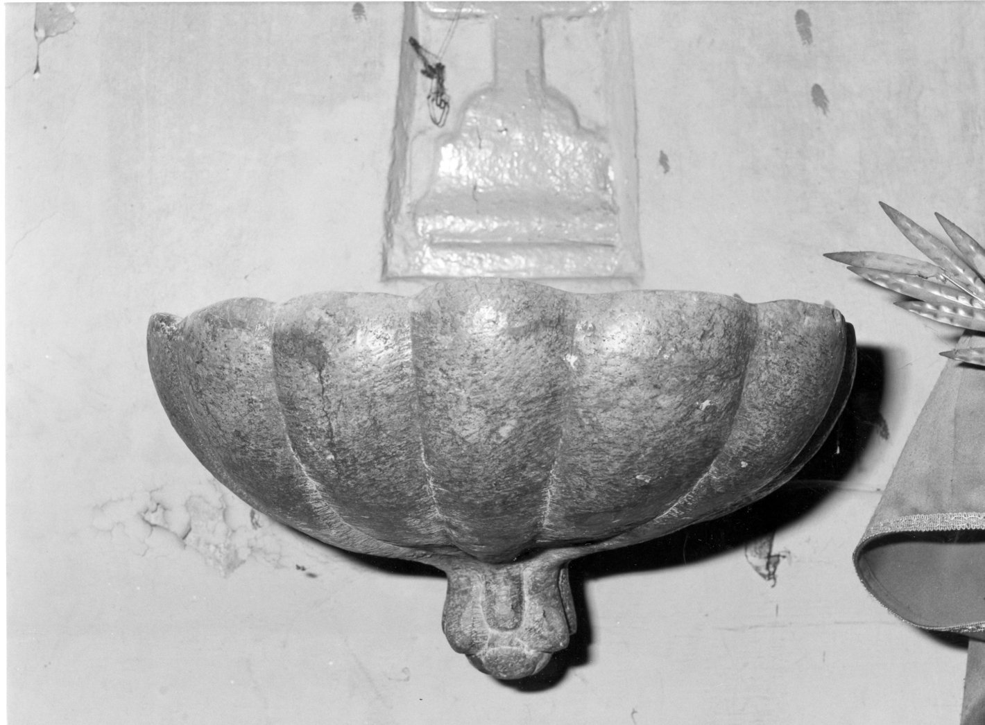motivi decorativi floreali (acquasantiera - a conchiglia, serie) - bottega campana (fine sec. XVIII)