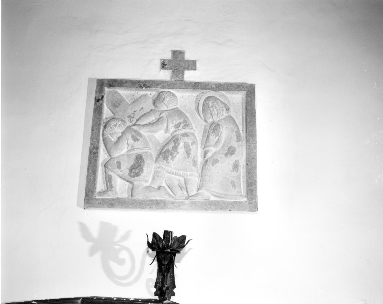 stazione III: Gesù cade sotto la croce la prima volta (rilievo, elemento d'insieme) - bottega campana (sec. XX)