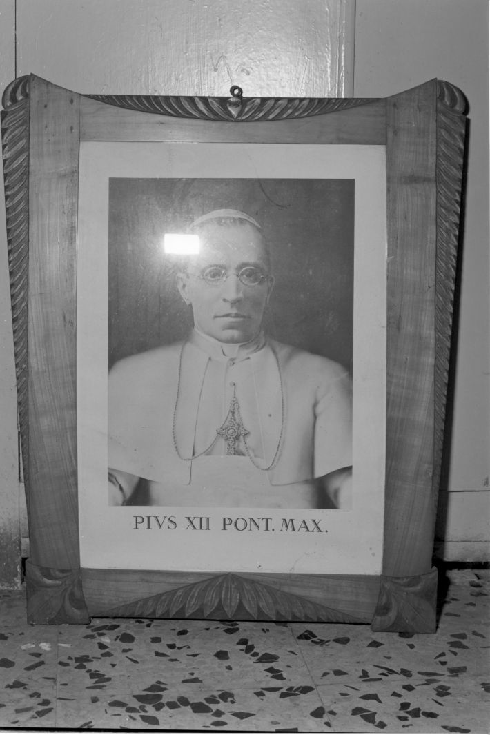 ritratto di papa Pio XII (cornice) - bottega campana (inizio sec. XX)