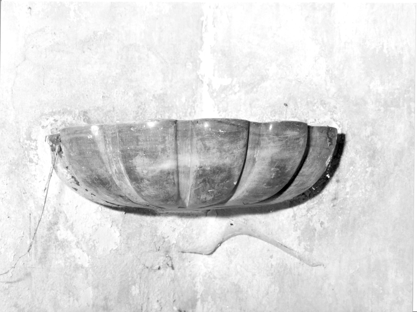 acquasantiera - a conchiglia - bottega campana (prima metà sec. XVIII)