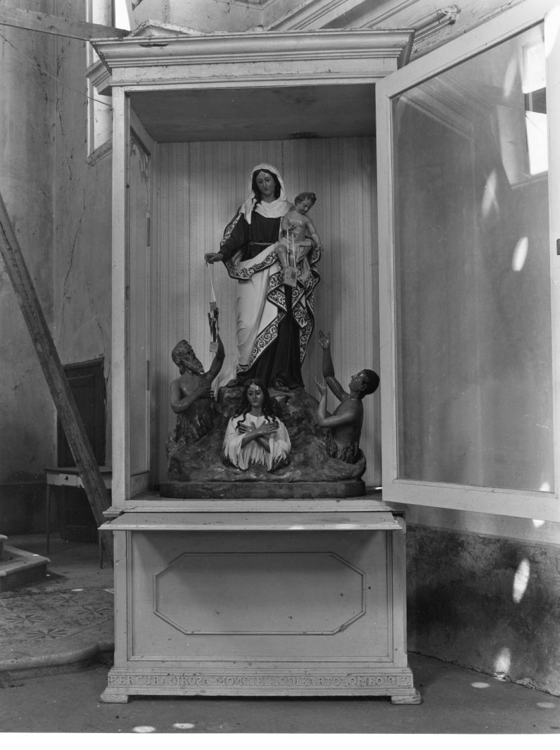 Madonna che intercede per le anime del purgatorio (statua) - bottega campana (sec. XX)