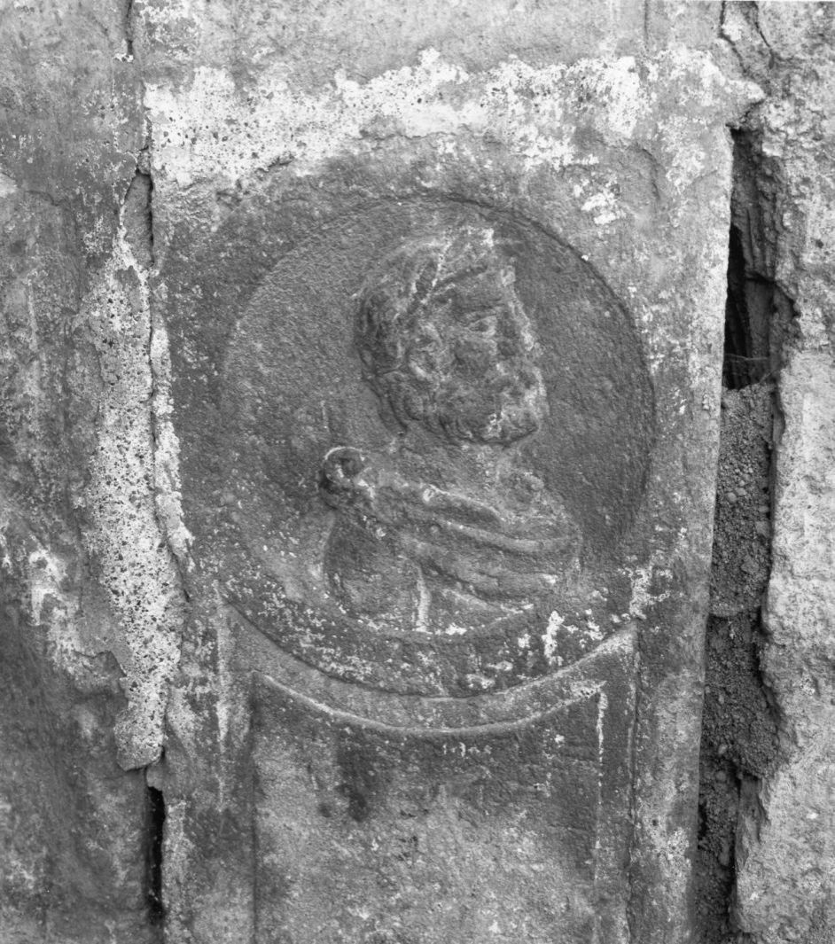 San Pietro Martire/ San Luca Evangelista/ San Marco Evangelista/ Guerriero con corona di alloro (rilievo) - bottega campana (sec. XVI)