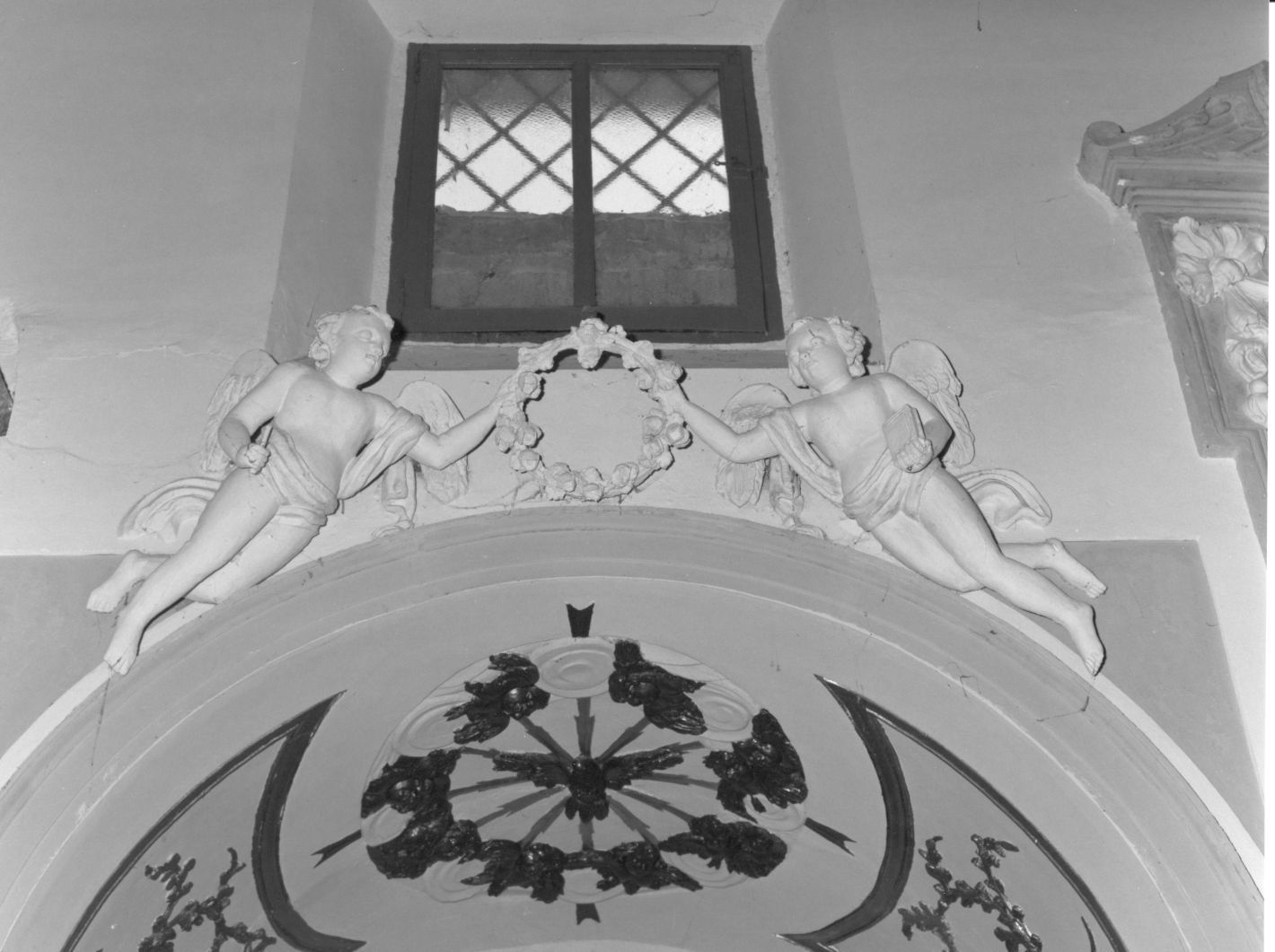 angeli con ghirlande di fiori (decorazione plastica) - bottega Italia meridionale (fine sec. XVII)