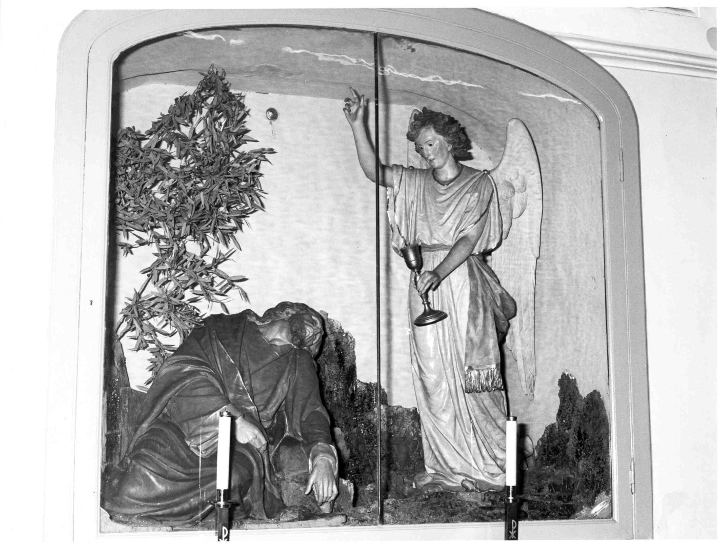 apparizione dell'angelo a Cristo nell'orto di Gethsemani (gruppo scultoreo) - bottega campana (sec. XIX)