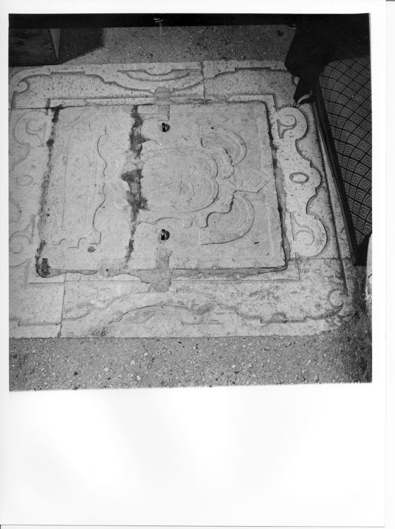 stemma (lapide tombale) - bottega di Buccino (seconda metà sec. XVIII)
