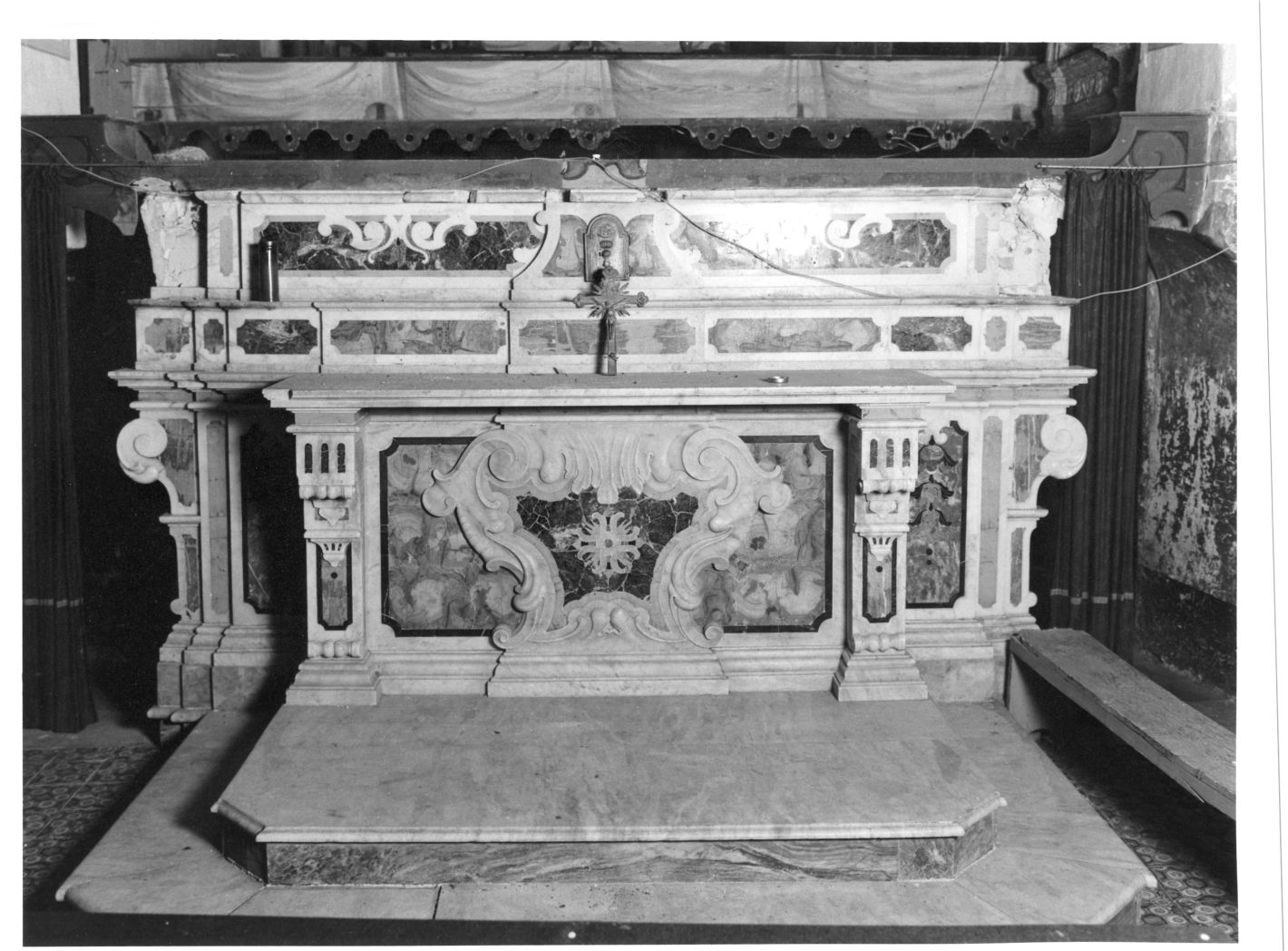 motivi decorativi a volute (altare maggiore, opera isolata) - bottega napoletana (sec. XVIII)