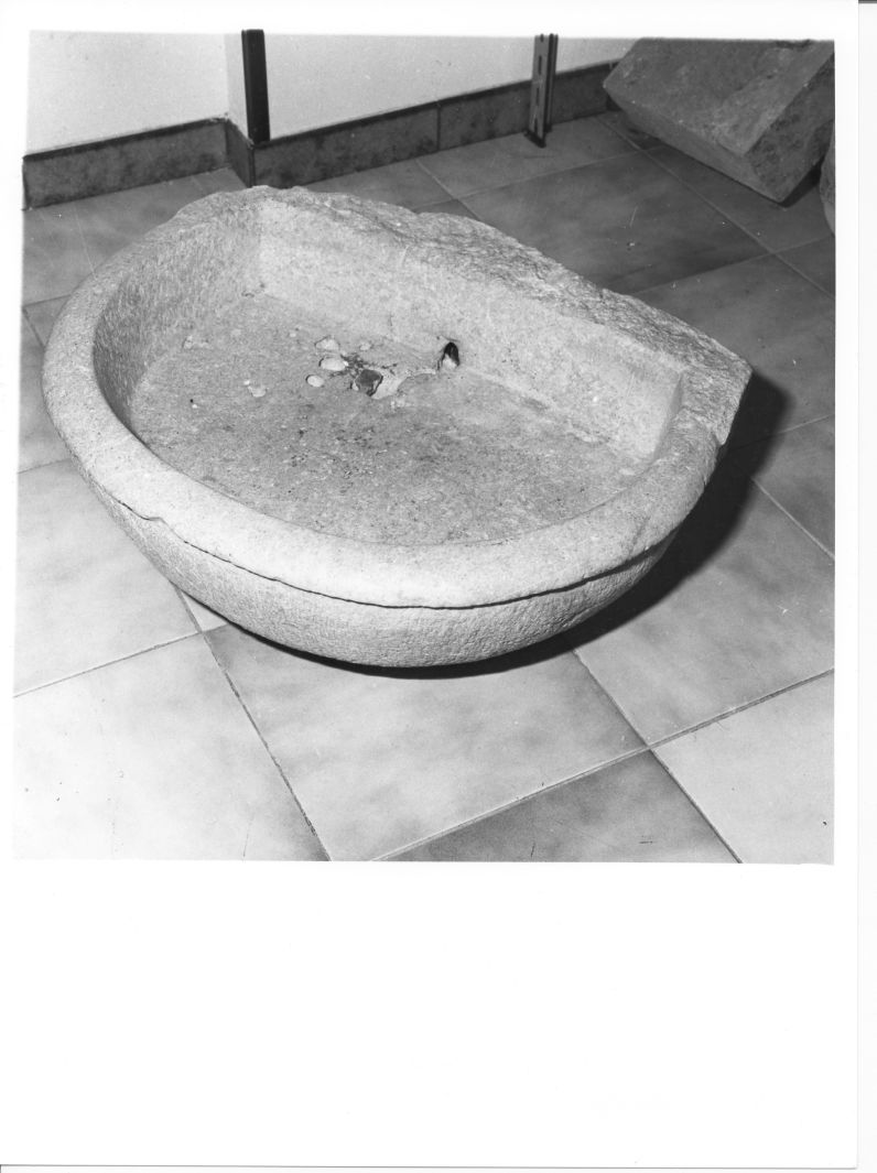 vasca di acquasantiera, elemento d'insieme - bottega Italia meridionale (sec. XVIII)