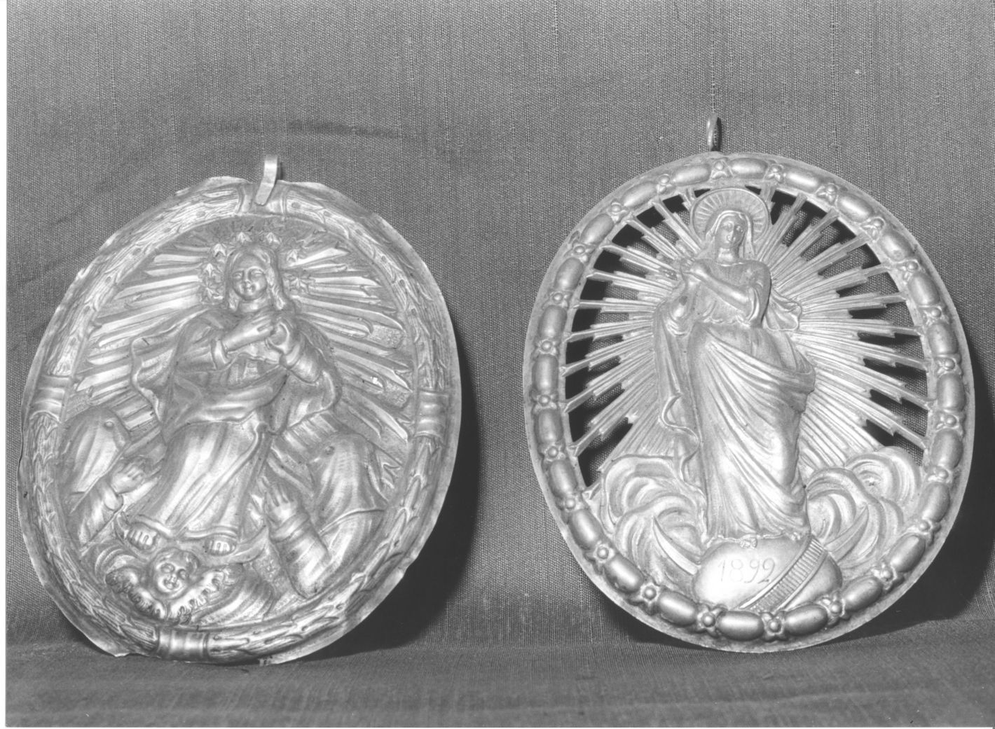 Madonna Immacolata (medaglione, serie) - bottega campana (secc. XVIII/ XIX)