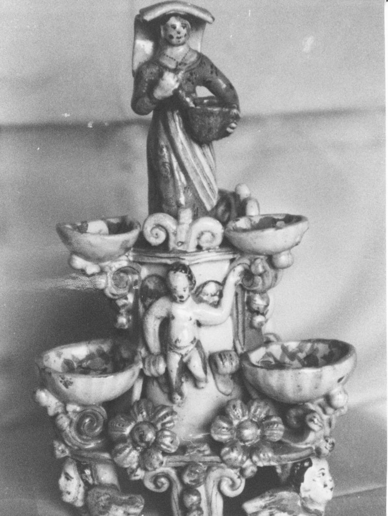 figura femminile (centro tavola) - produzione di Ariano (sec. XVIII)