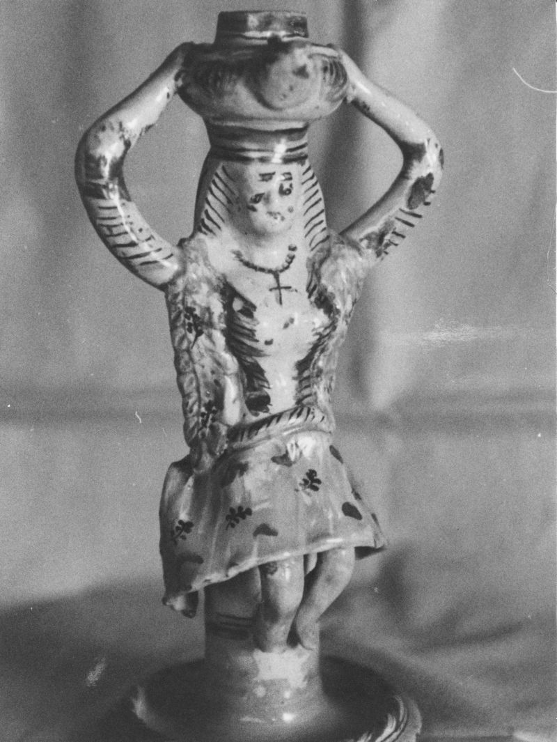 figura femminile (lucerna) - produzione di Ariano (sec. XVIII)