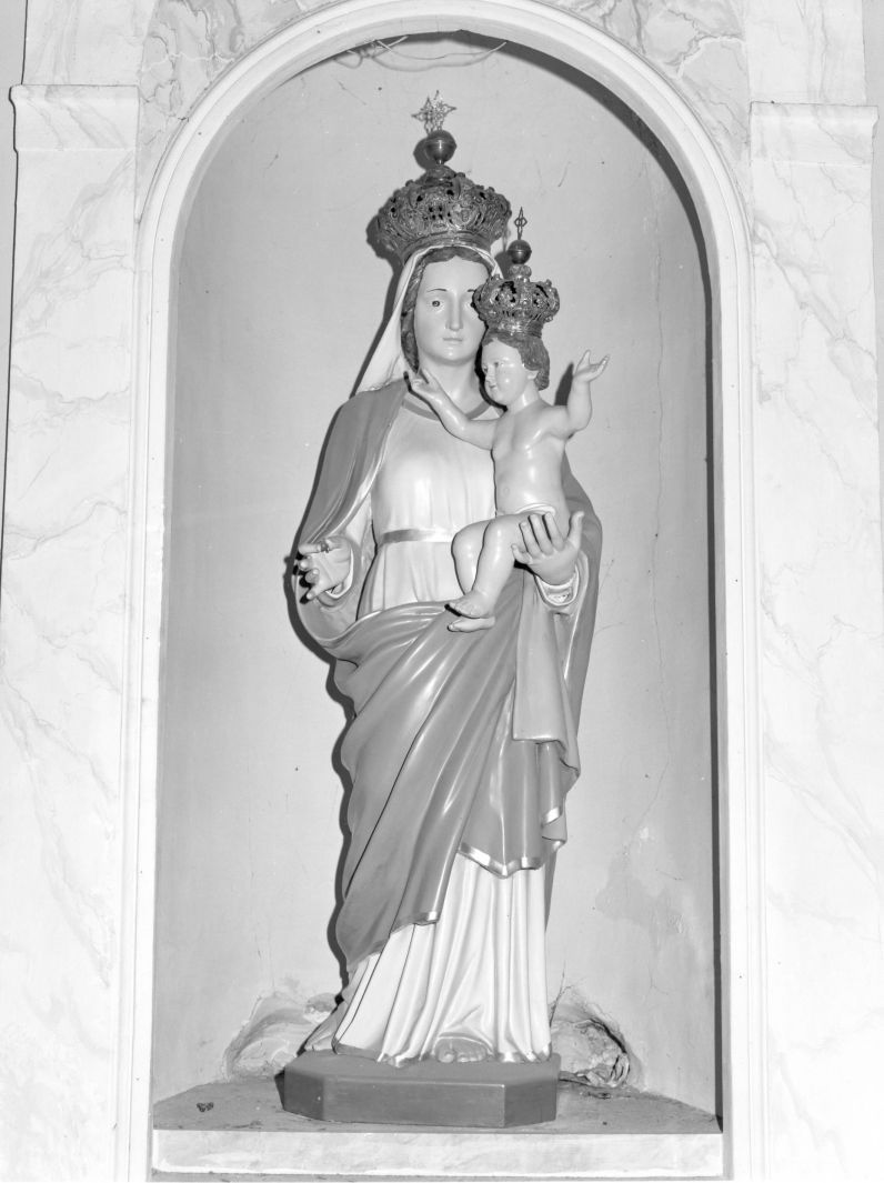 Madonna con Bambino (statua, opera isolata) - bottega campana (fine sec. XIX)