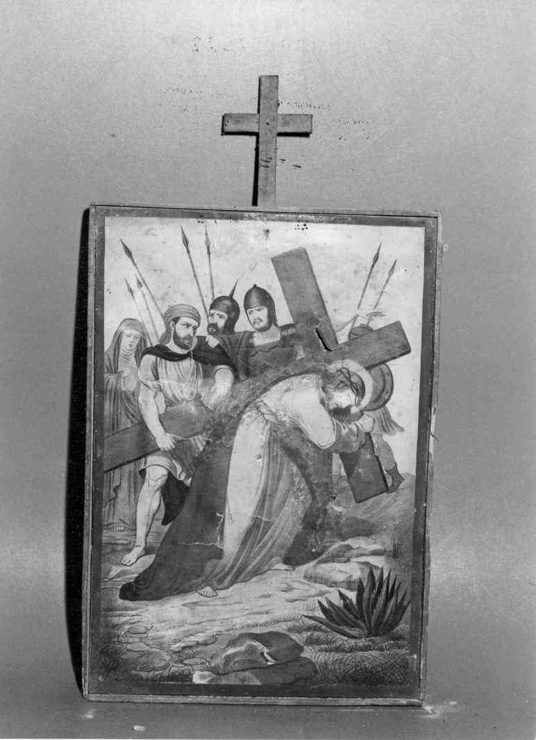 stazione V: Gesù aiutato da Simone il Cireneo a portare la croce (stampa colorata a mano, serie) - ambito Italia centro-meridionale (fine/inizio secc. XIX/ XX)