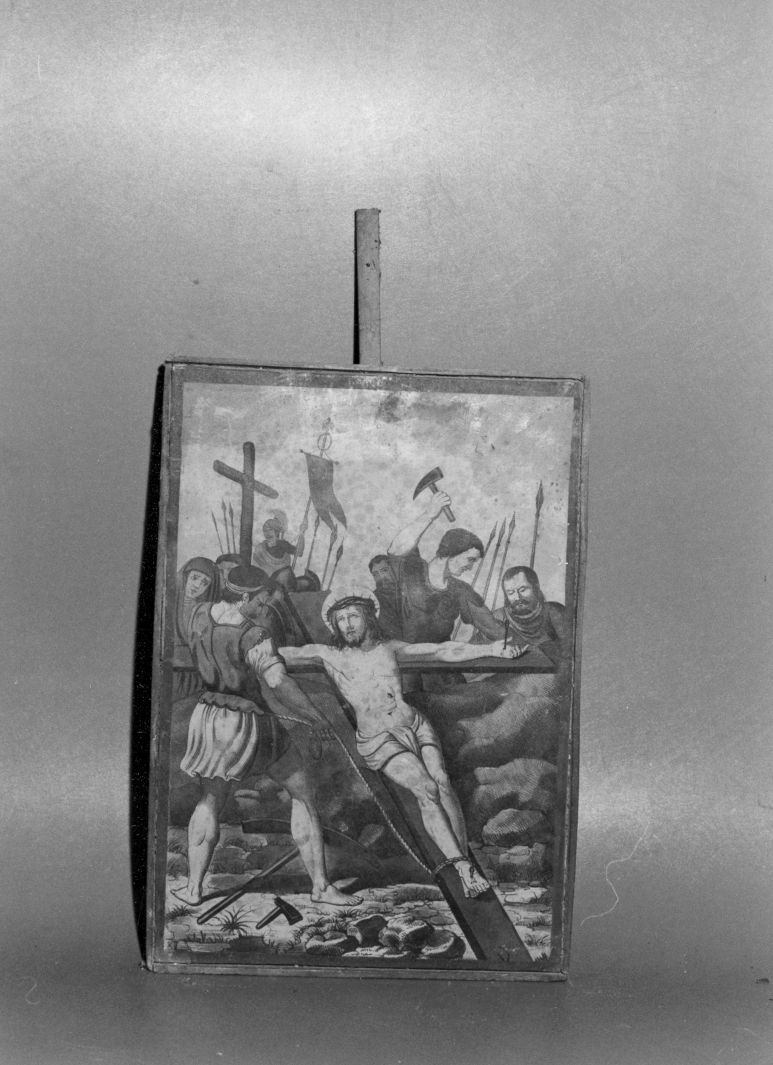 stazione XI: Gesù inchiodato alla croce (stampa colorata a mano, serie) - ambito Italia centro-meridionale (fine/inizio secc. XIX/ XX)