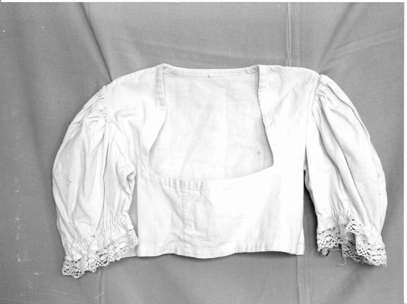 camicia da donna - manifattura campana (sec. XX prima metà)