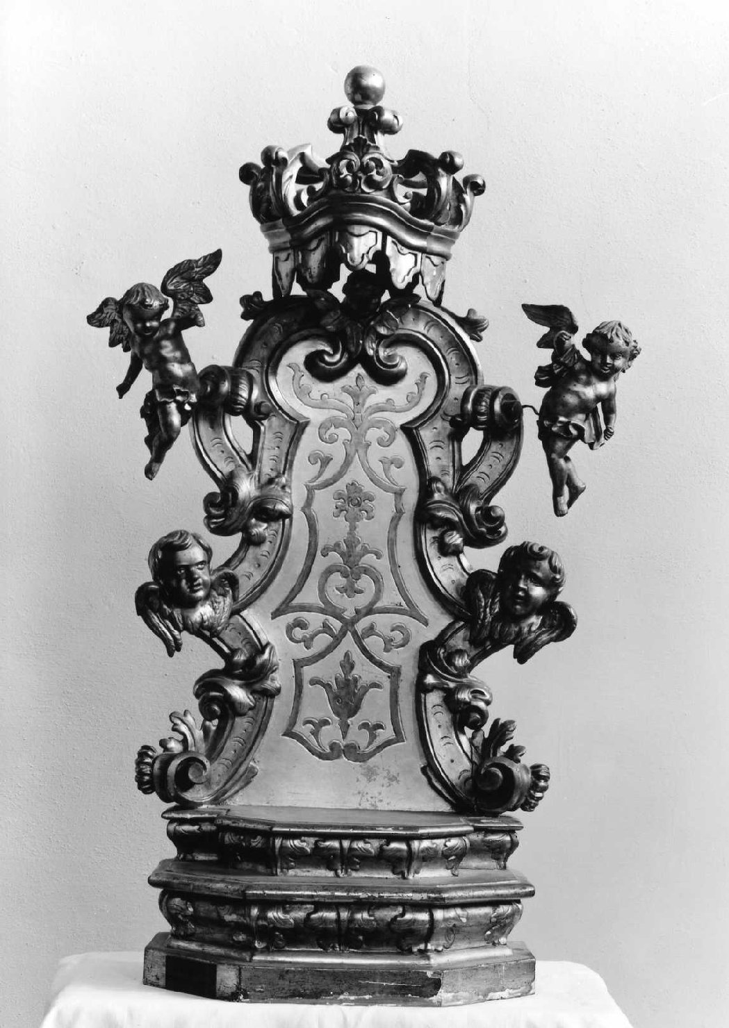 corona, putti alati, motivi decorativi vegetali, a volute e geometrici (tronetto per esposizione eucaristica) - manifattura tosco-romagnola (metà sec. XIX)
