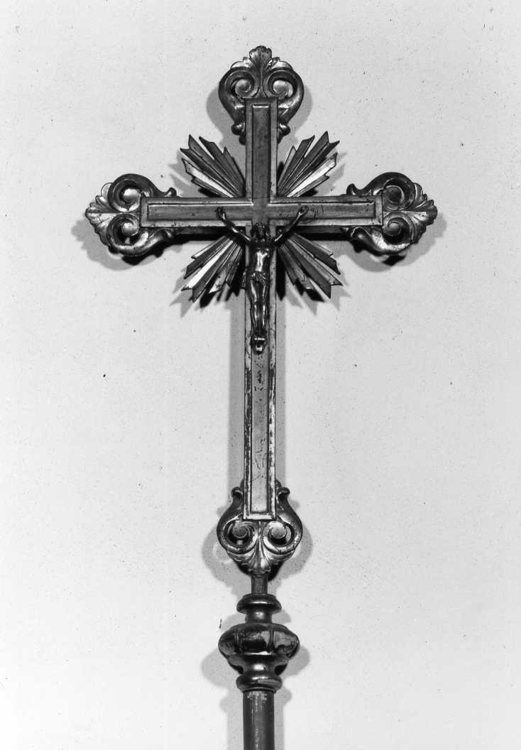 Cristo crocifisso, motivi decorativi a fogliette e a volute (croce processionale) - manifattura tosco-romagnola (seconda metà sec. XVIII)