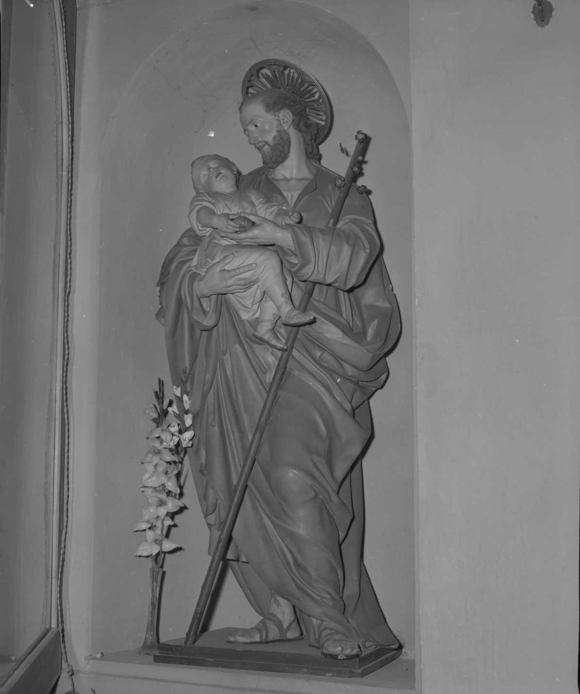 San Giuseppe tiene fra le braccia in Bambin Gesu', San Giuseppe e Gesù Bambino (scultura) - ambito faentino (inizio sec. XIX)