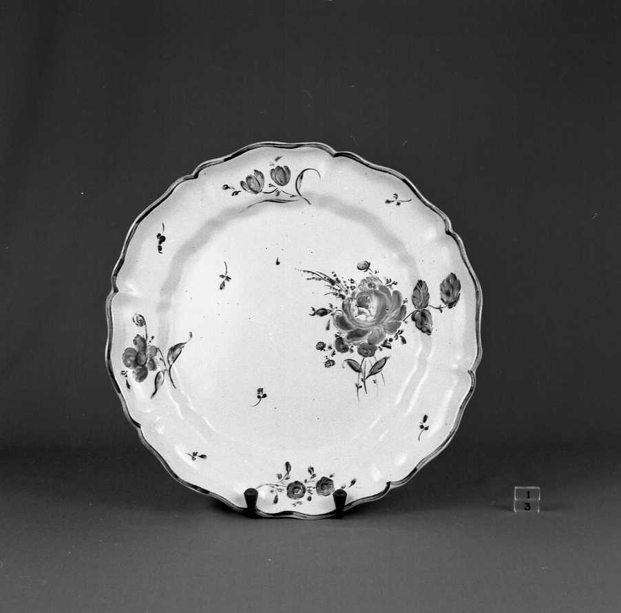 motivi decorativi floreali (piatto da portata) - manifattura Ferniani (sec. XVIII)