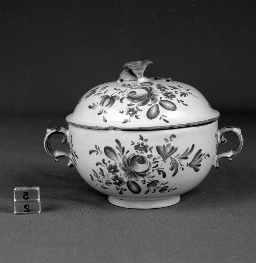 motivi decorativi floreali (tazza da brodo) - manifattura Ferniani (sec. XVIII)
