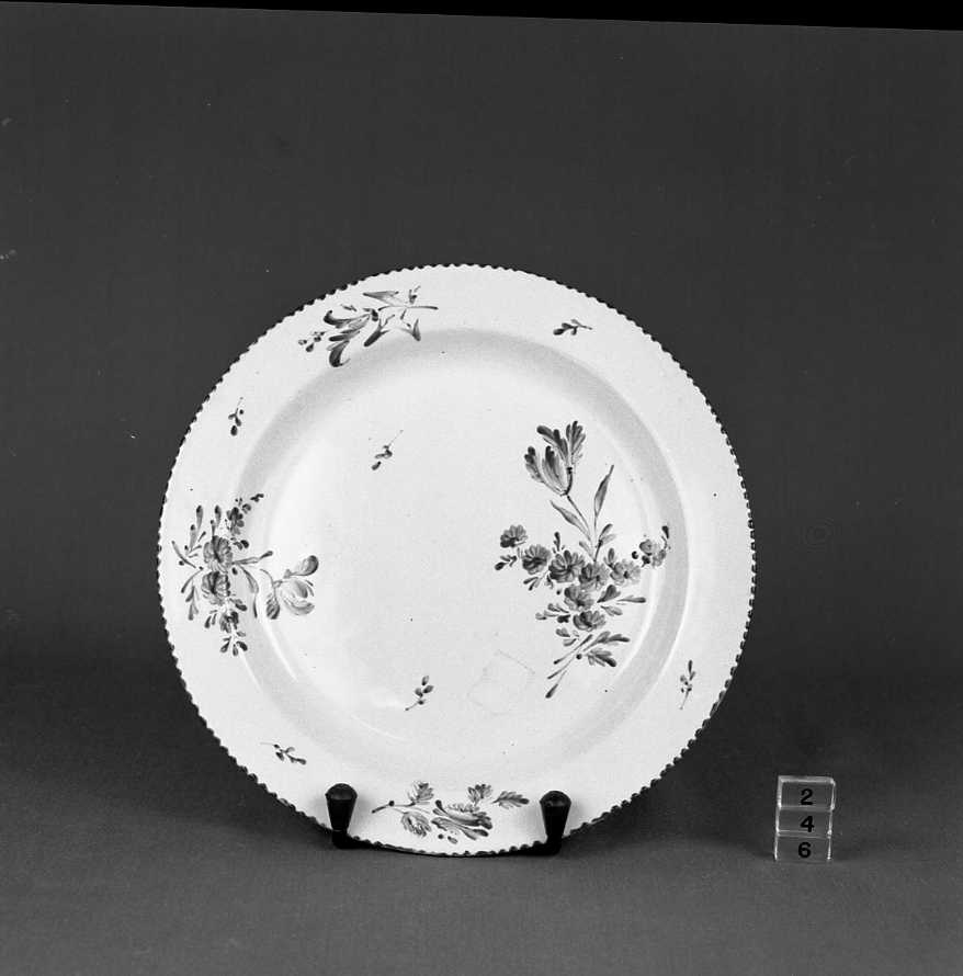 motivo decorativo floreale (piatto) - manifattura Ferniani (sec. XVIII)