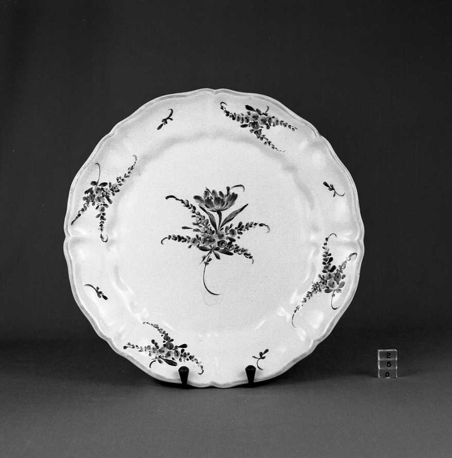 motivi decorativi floreali (piatto) - manifattura Ferniani (sec. XVIII)