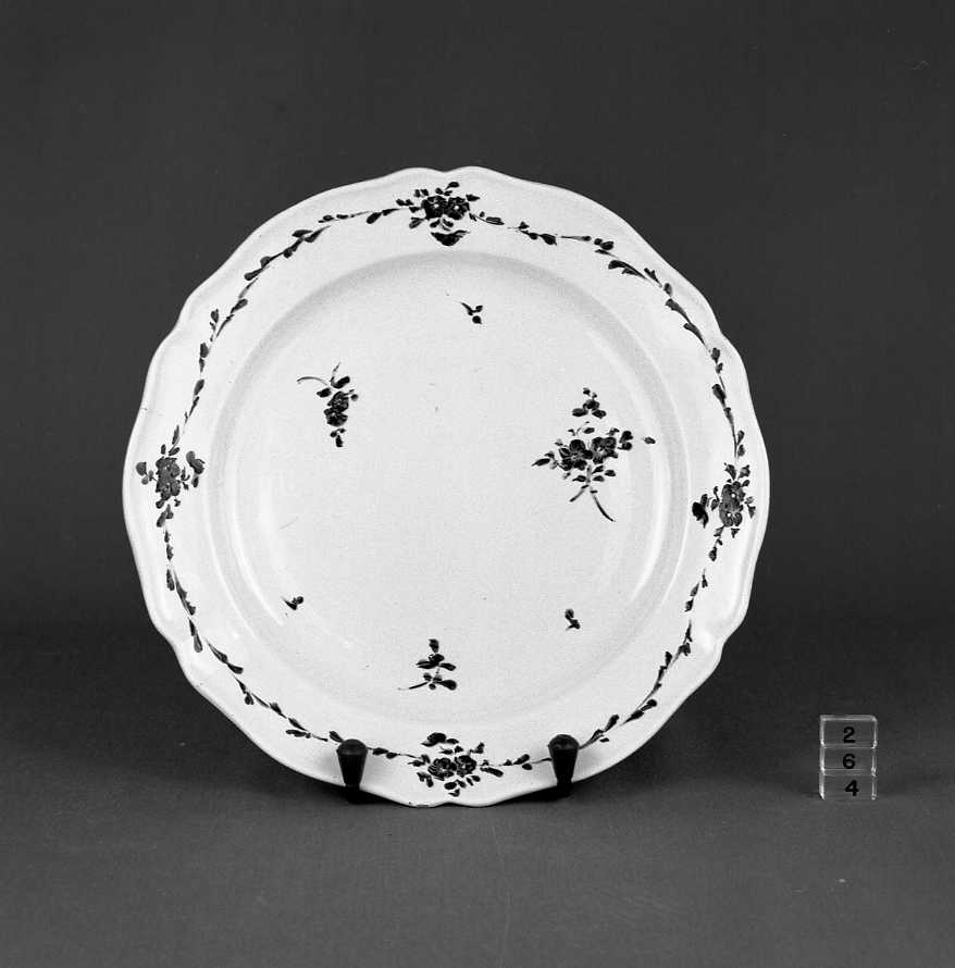 motivo decorativo floreale (piatto) - manifattura Ferniani (sec. XVIII)