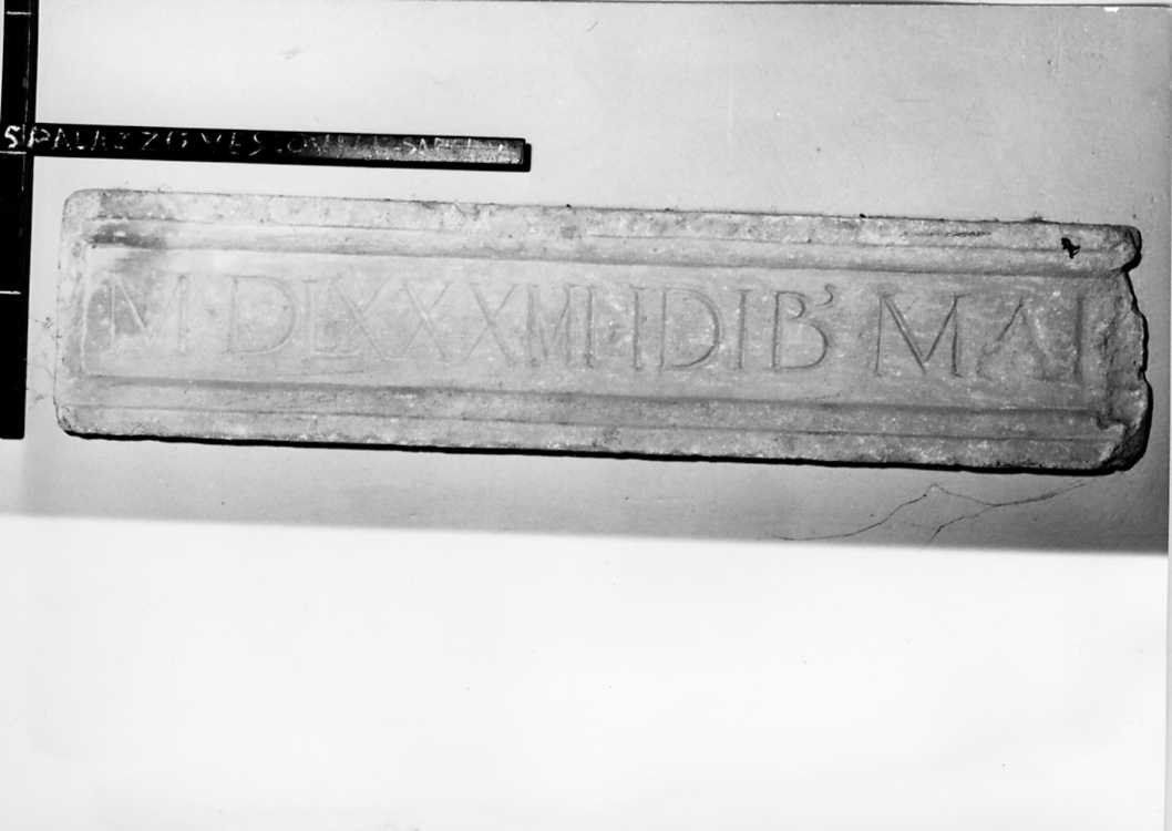 lapide, frammento - bottega Italia centro-settentrionale (sec. XVI)