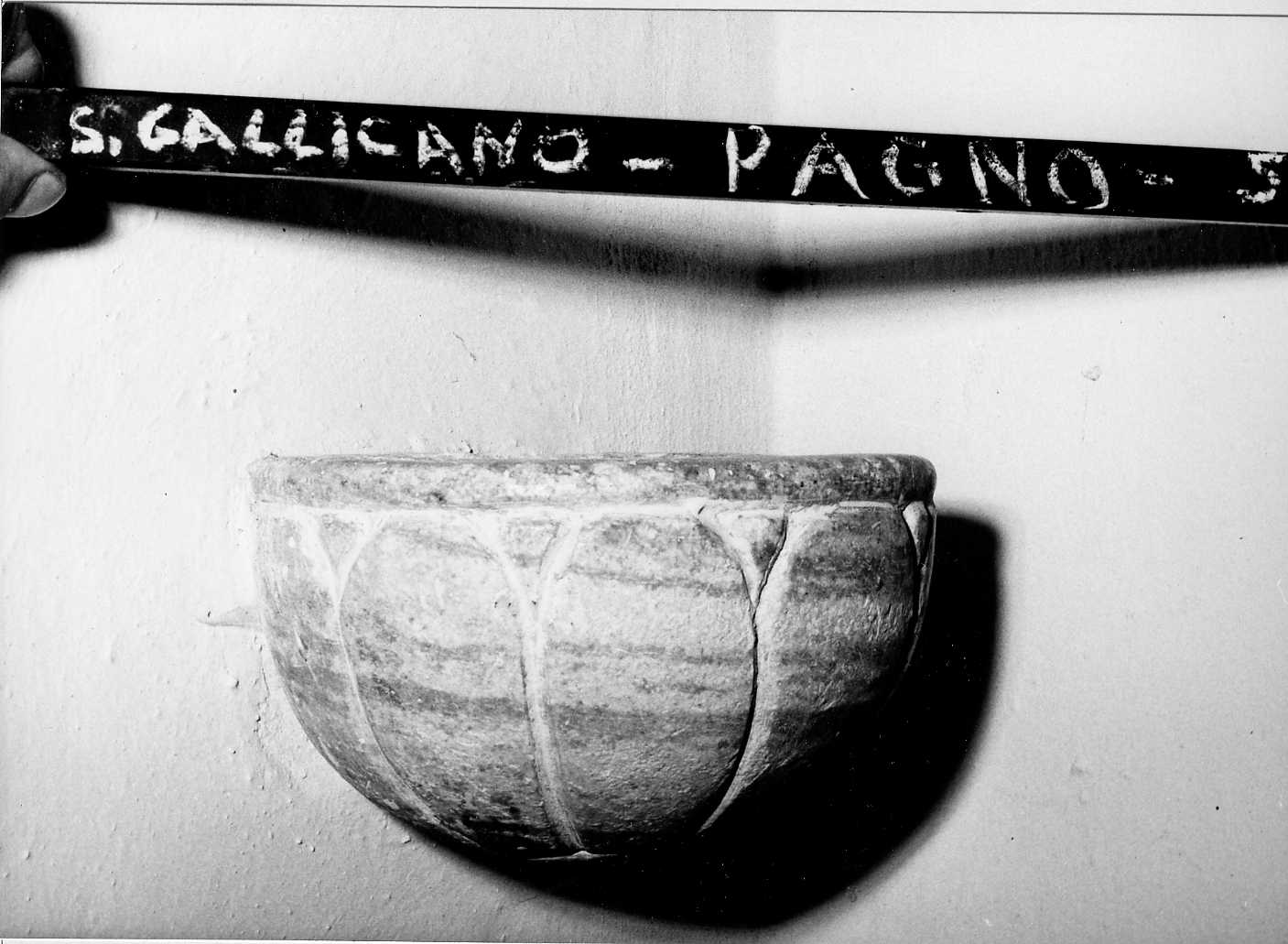 acquasantiera da parete - bottega romagnola (secc. XVII/ XVIII)