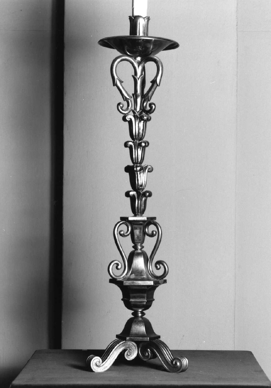 motivi decorativi a voluta (candeliere, serie) di Mezzana Corrado (sec. XX)