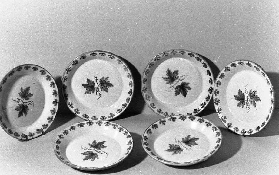 motivi decorativi a tralci di vite (piatto, serie) - manifattura Ferniani (inizio sec. XIX)