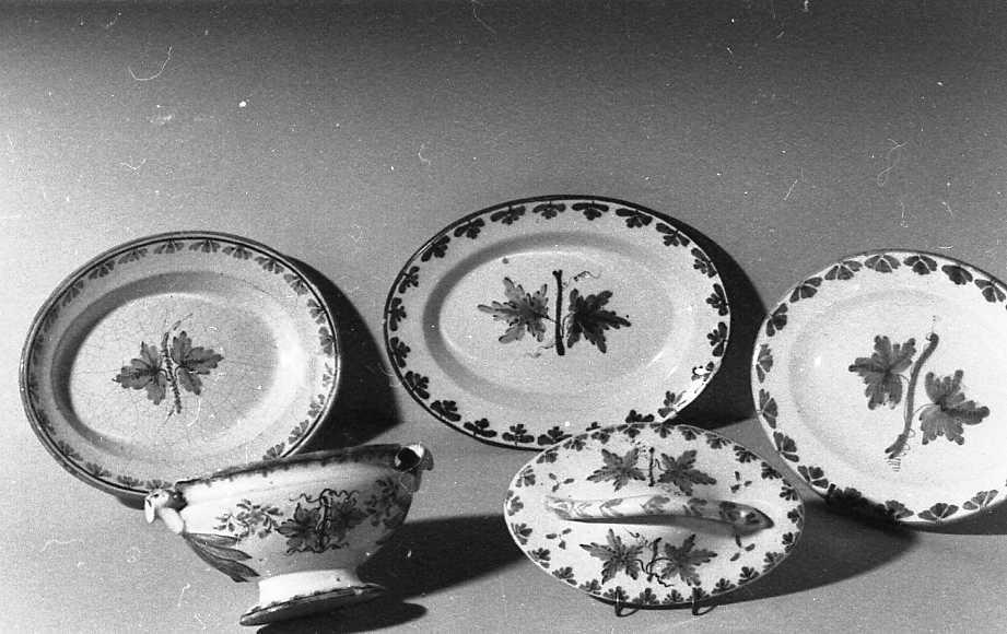 motivi decorativi a tralci di vite (piatto, serie) - manifattura Ferniani (prima metà sec. XIX)