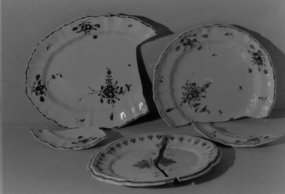 motivi decorativi a tralci di vite (piatto, insieme) - manifattura Ferniani (fine/inizio secc. XVIII/ XIX)