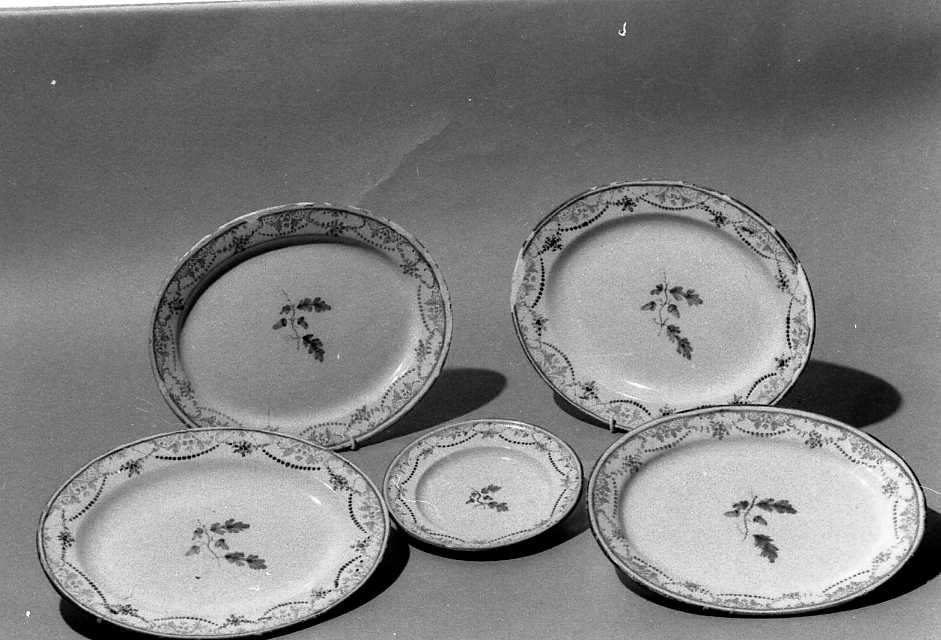 motivi decorativi a rametti con ghiande e a festoni (piatto, insieme) - manifattura Ferniani (fine sec. XVIII)