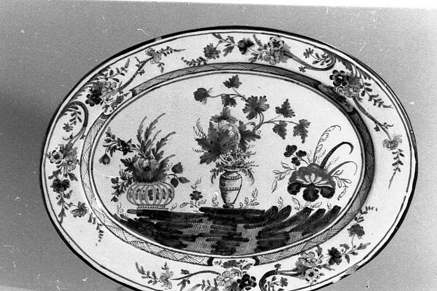 motivi decorativi a garofano con vaso, cesta e tulipano (vassoio) - manifattura Ferniani (seconda metà sec. XVIII)