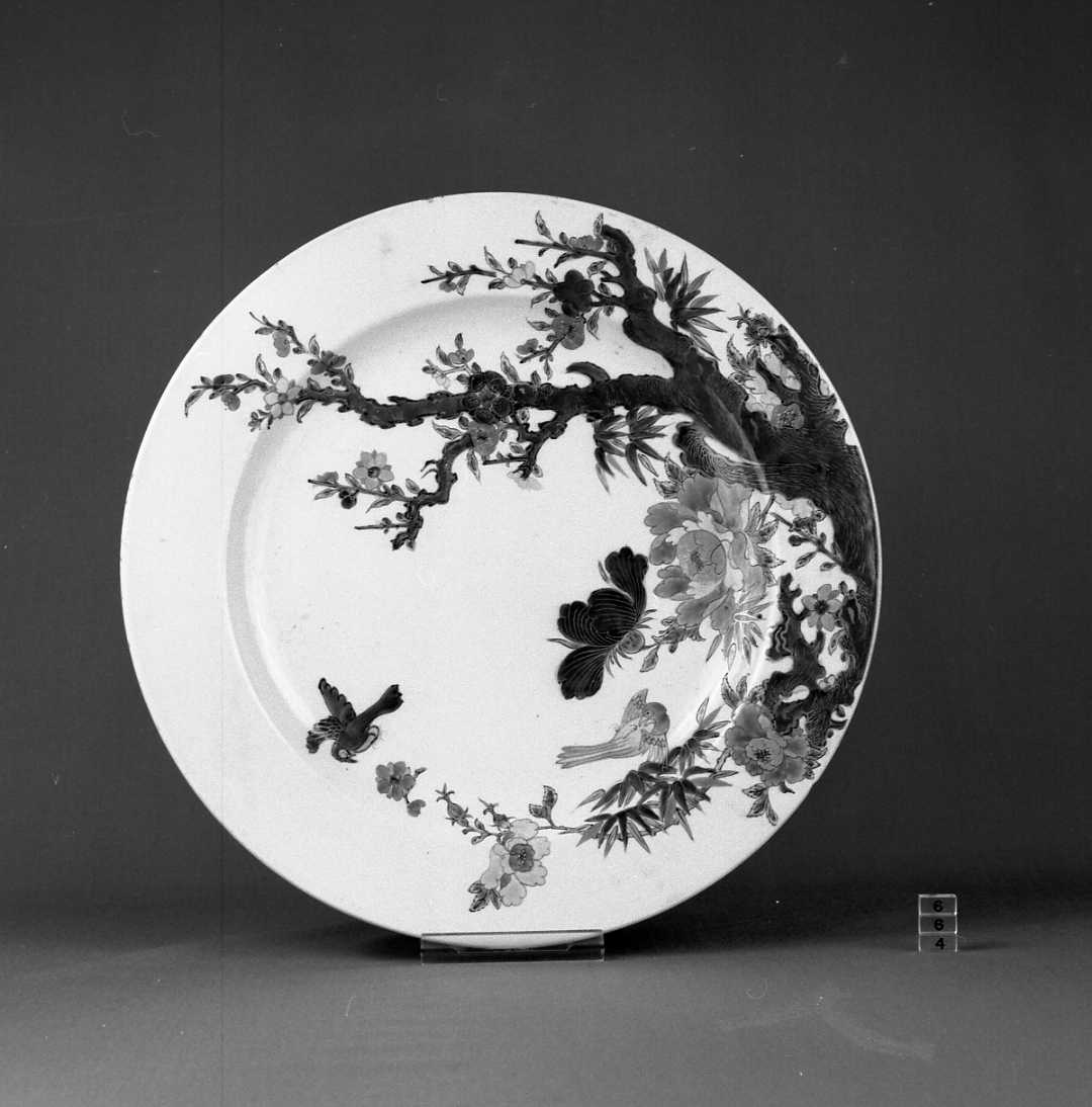 ramo di pesco, peonie e uccelli (piatto) - manifattura giapponese (sec. XVIII)