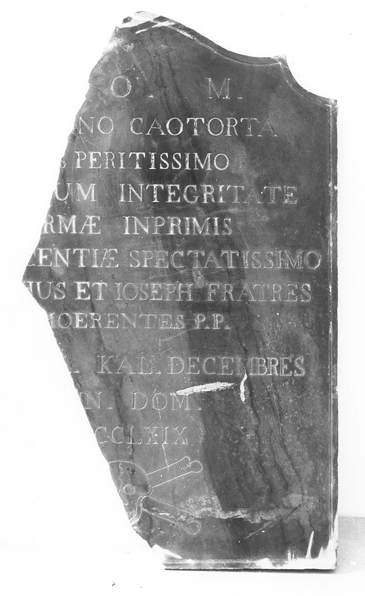 lapide tombale, frammento - ambito piacentino (sec. XVIII)