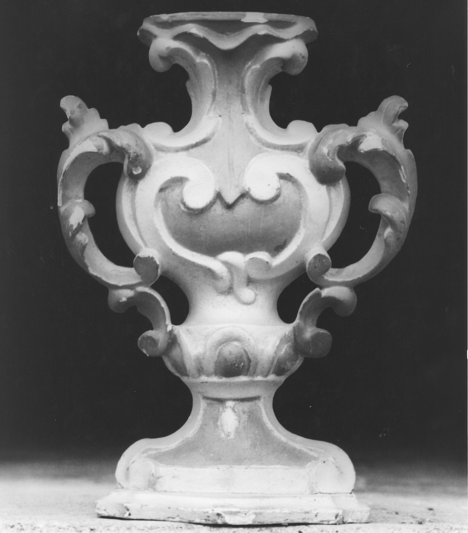 vaso d'altare con composizione floreale, serie - bottega piacentina (sec. XIX)