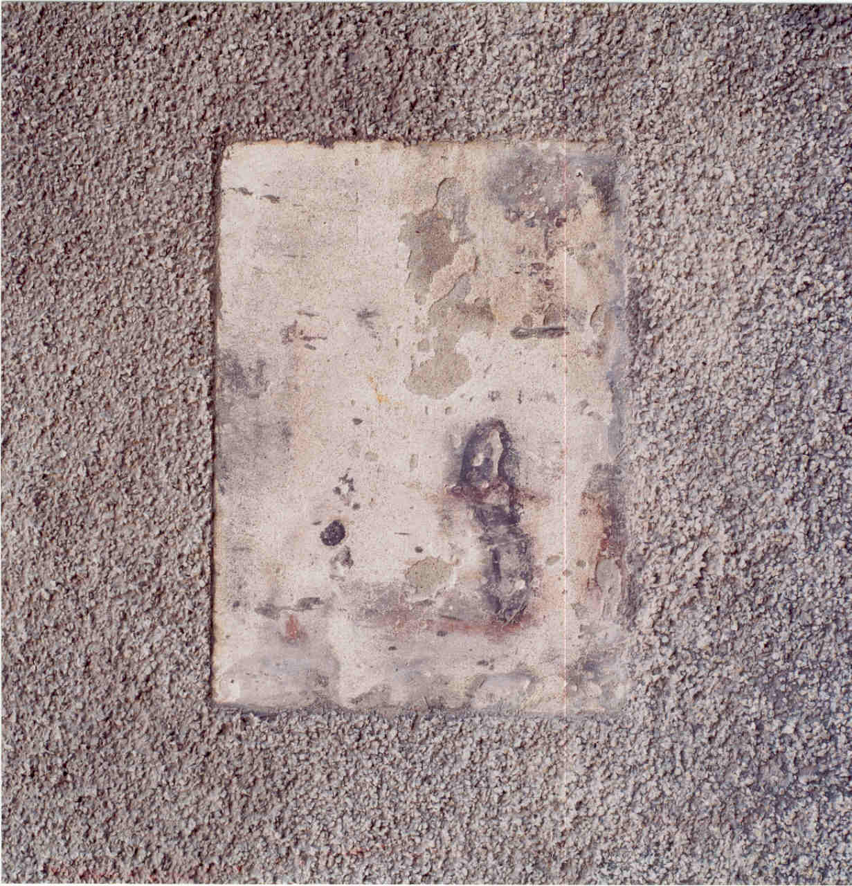 Natura morta con finestrella, inferriata e chiodi sparsi sul davanzale (dipinto) di Madoi Walter (terzo quarto sec. XX)